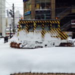 市電線路の雪を颯爽とはらいのけるササラ電車はすぐれものですネ