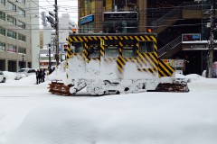 市電線路の雪を颯爽とはらいのけるササラ電車はすぐれものですネ